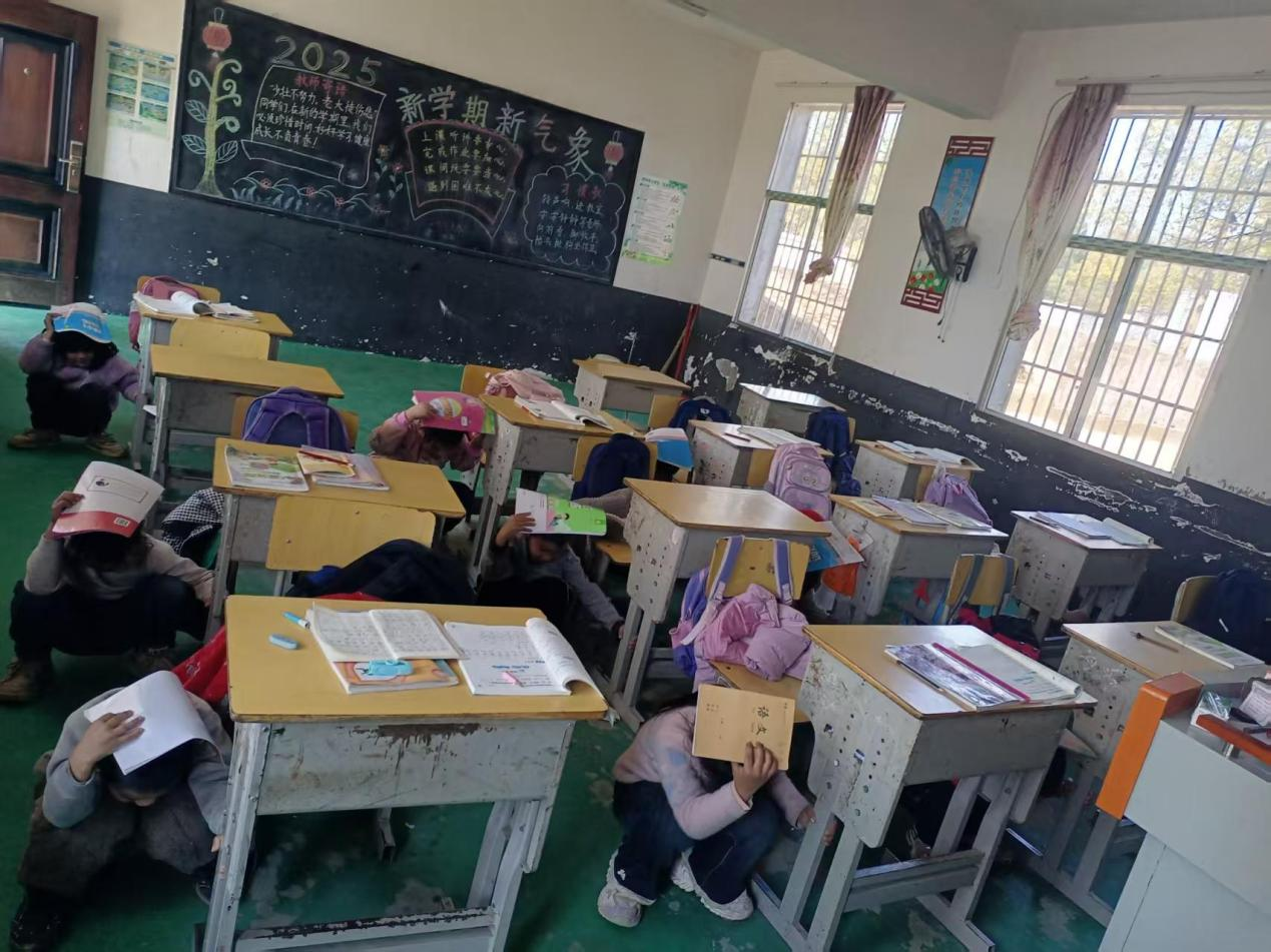 霞塘云中心完小开展防震减灾、消防应急演练