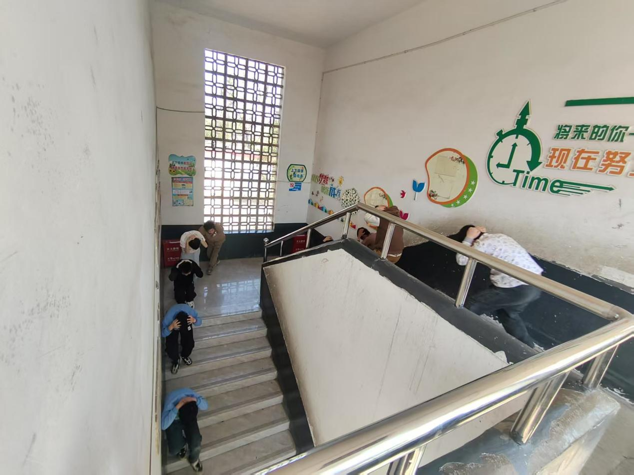 霞塘云中心完小开展防震减灾、消防应急演练