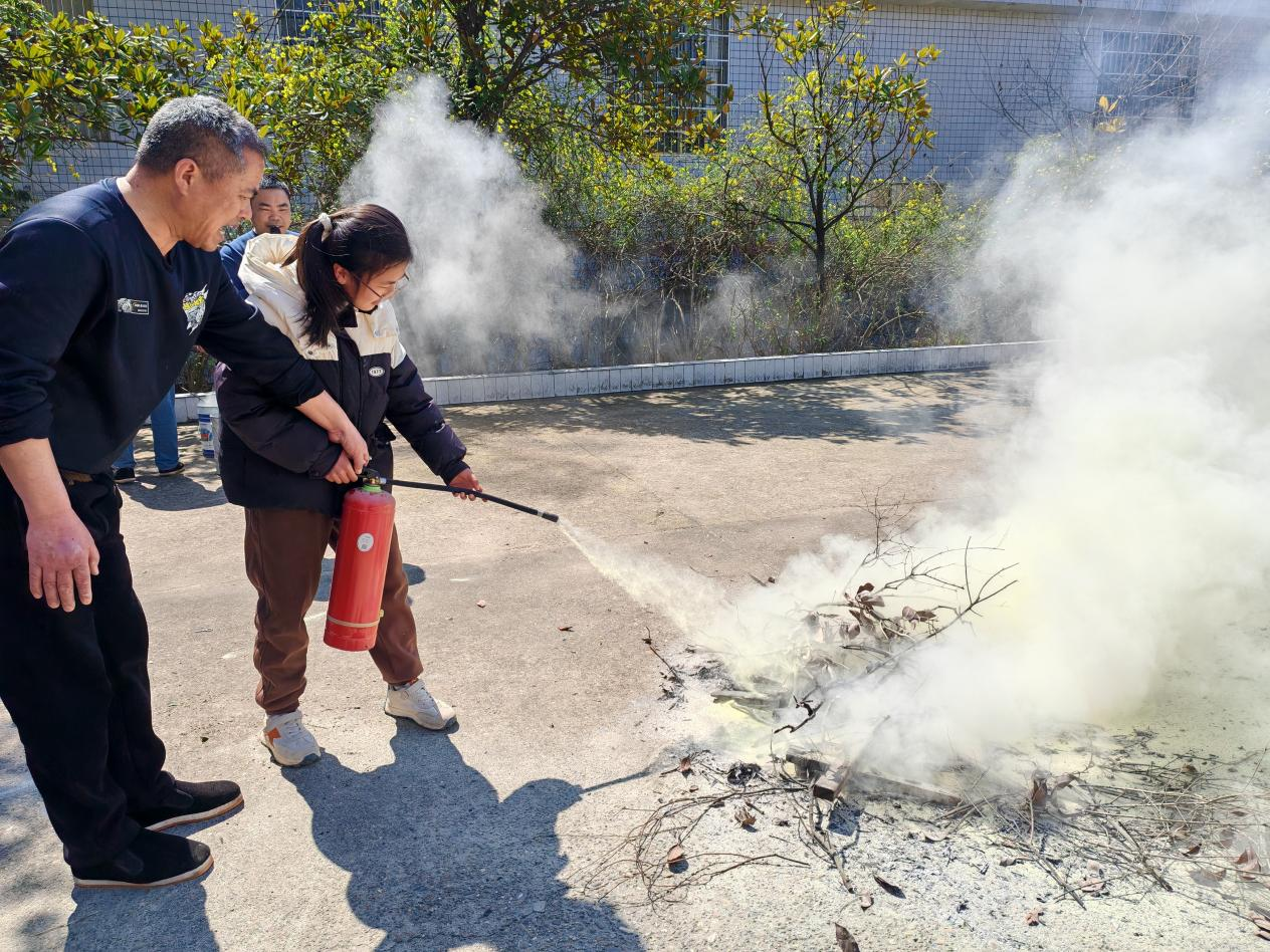 霞塘云中心完小开展防震减灾、消防应急演练