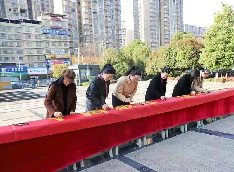 城区二小举行“清廉从教，立德树人” 签名宣誓活动 ​