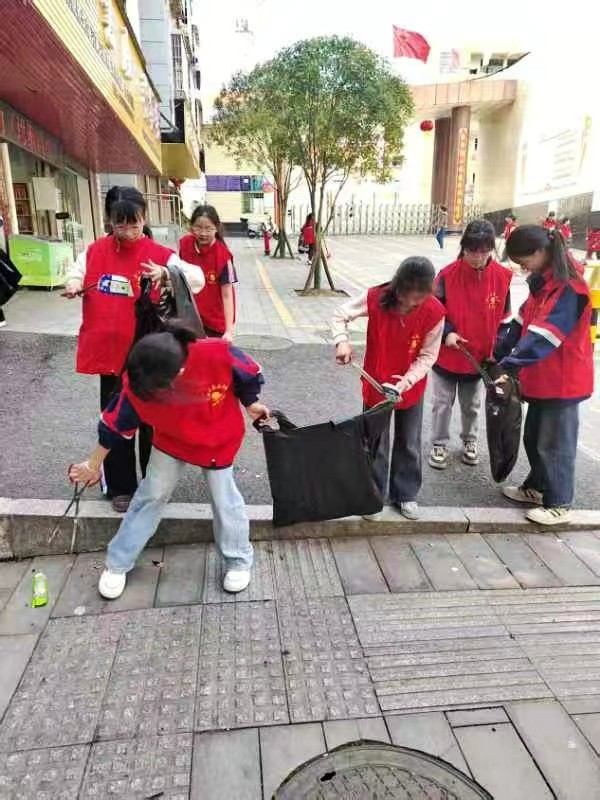 雷锋精神永相传，志愿服务暖人心