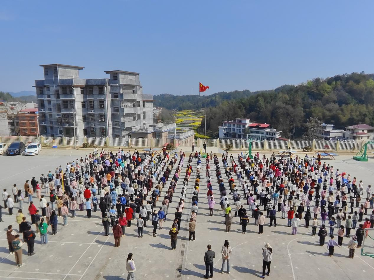 三阁司镇长铺中心小学活力大课间，阳光满校园