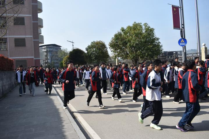 隆回二中举行应急疏散演练