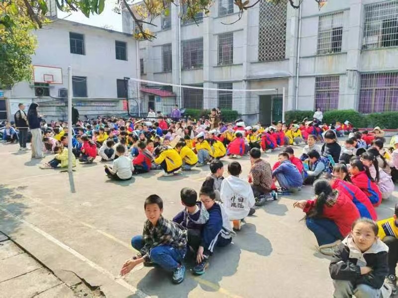 红星小学 开展防震、消防、防恐、防暴综合安全应急疏散集中演练