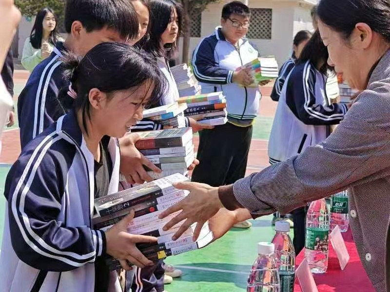 下花桥镇双江中学举行爱心图书捐赠活动