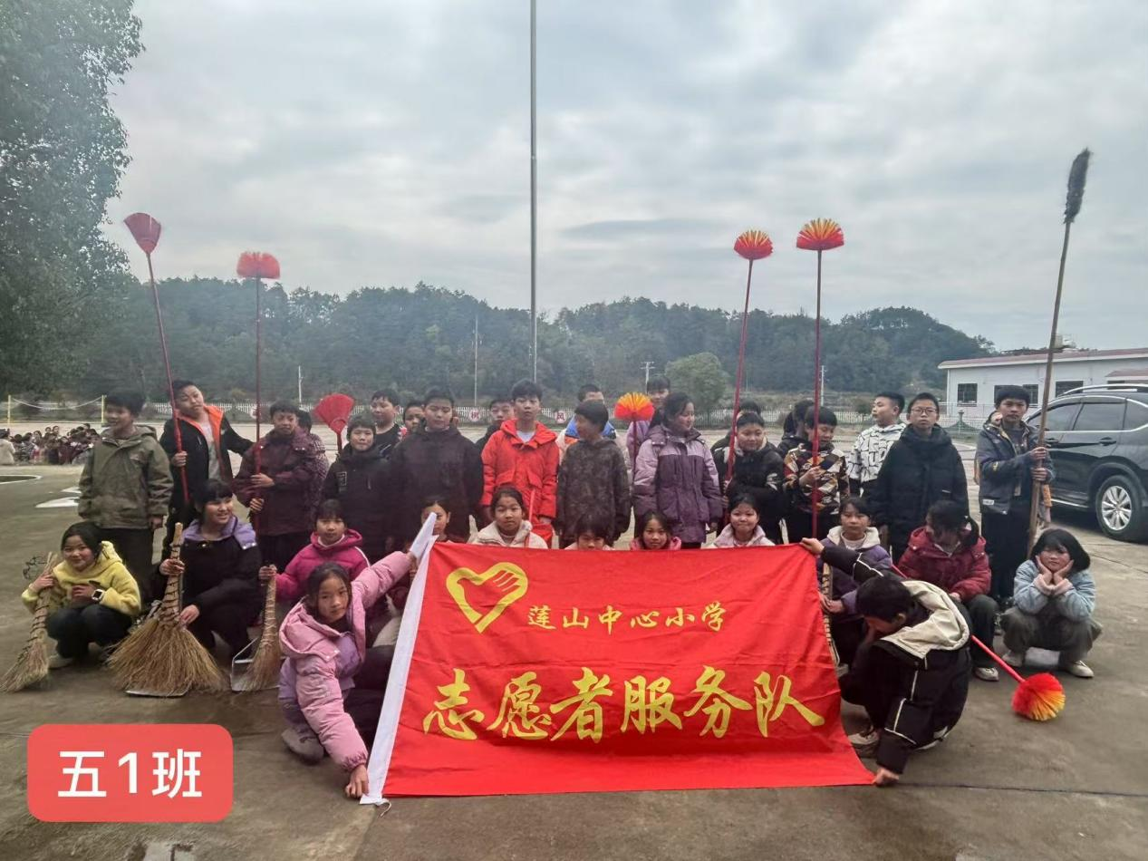 回龙寺镇莲山中心小学雷锋月活动圆满落幕