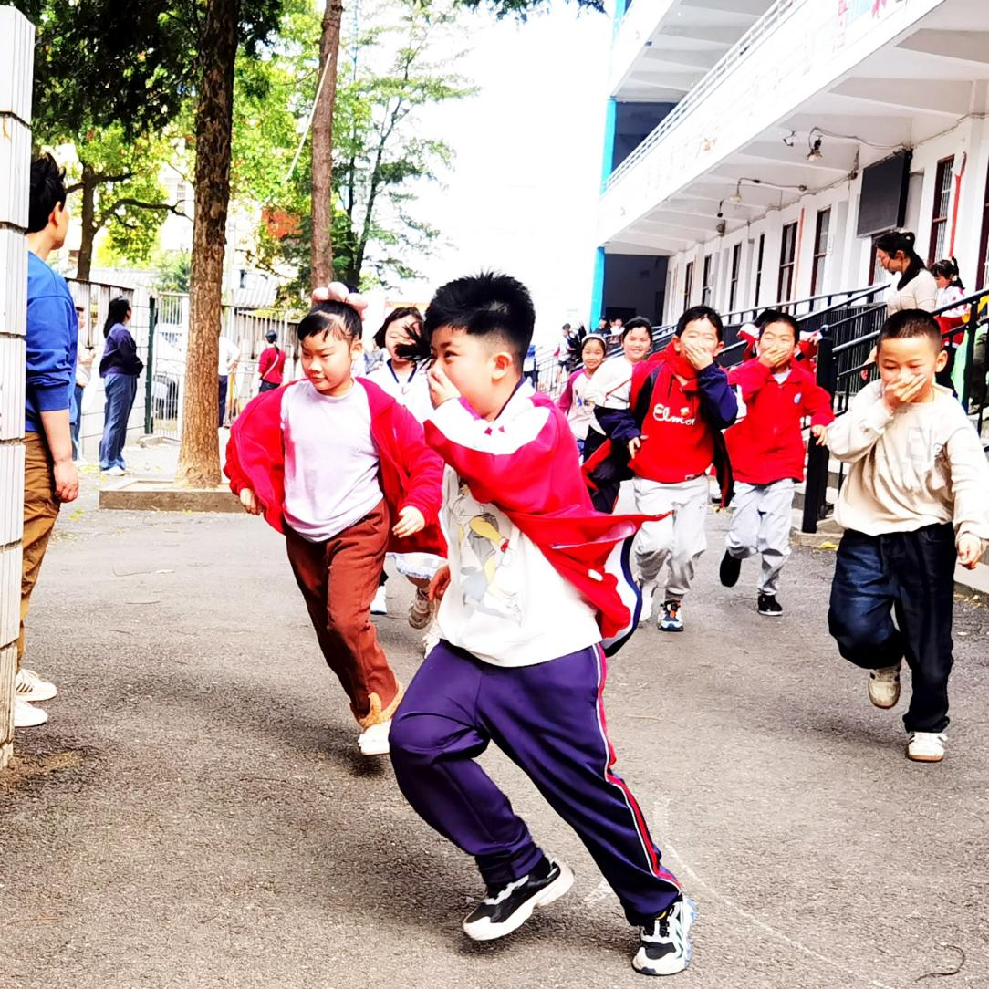 筑牢校园“防火墙”：新宁县金城学校开展应急消防疏散演练