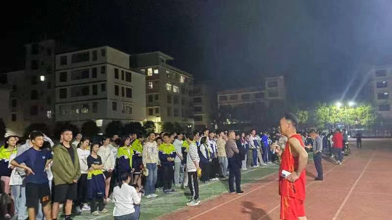 夜间疏散演练，增强安全意识