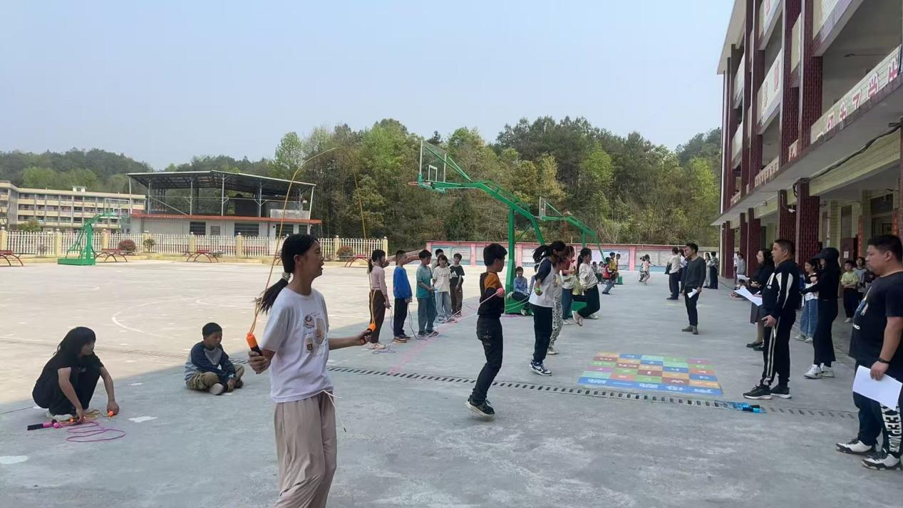 跃动童年，‘绳’采飞扬”