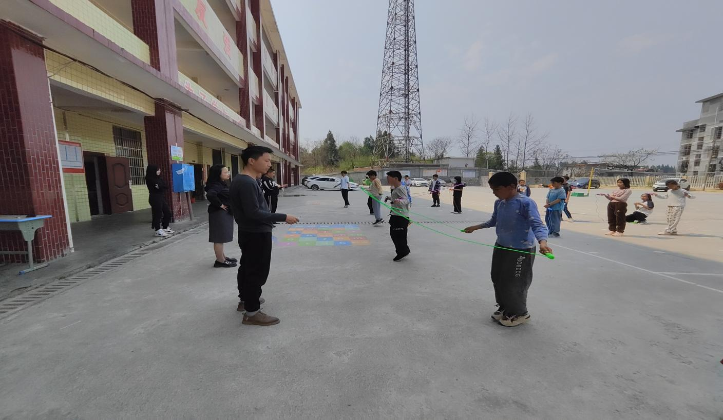 跃动青春 绳彩飞扬 长铺中心小学举办第一届校园跳绳比赛