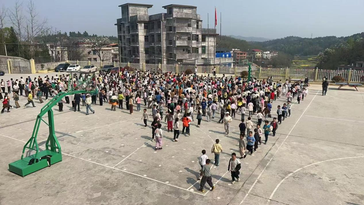 师生同行 阳光共舞