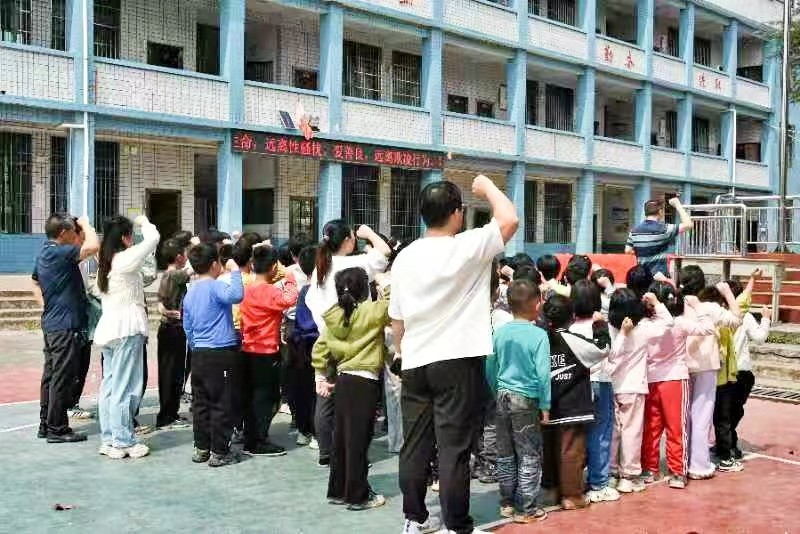 五里小学师生共签