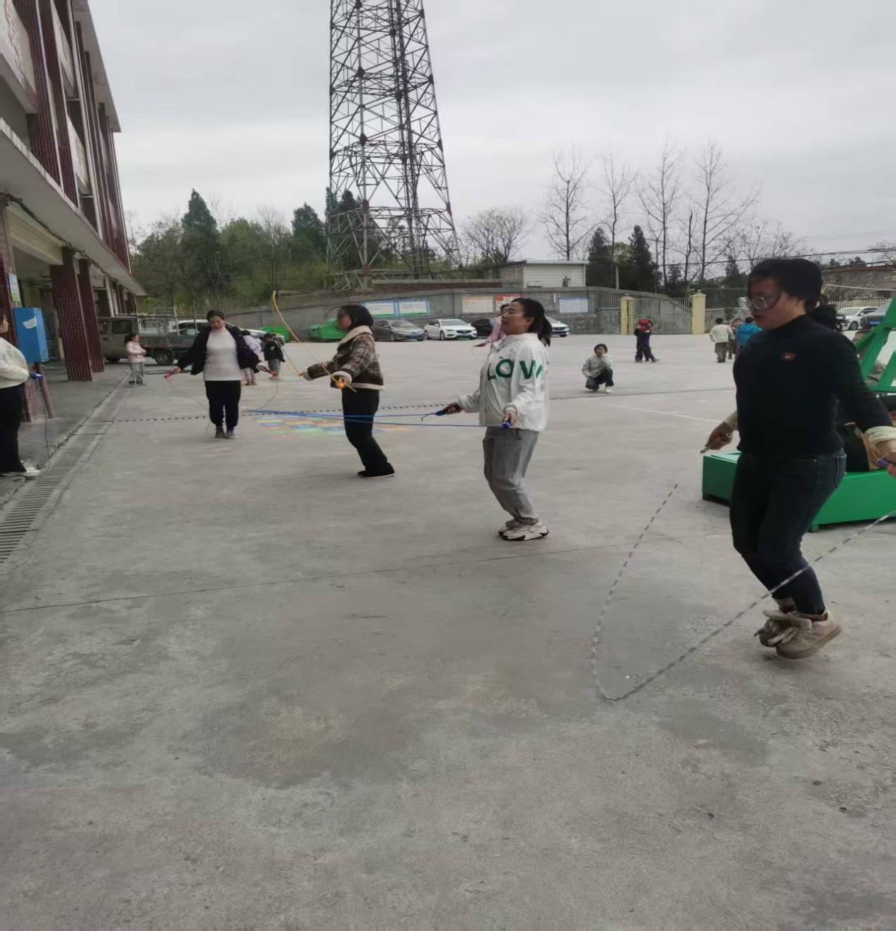 激情跃动展风采 团结拼搏促健康