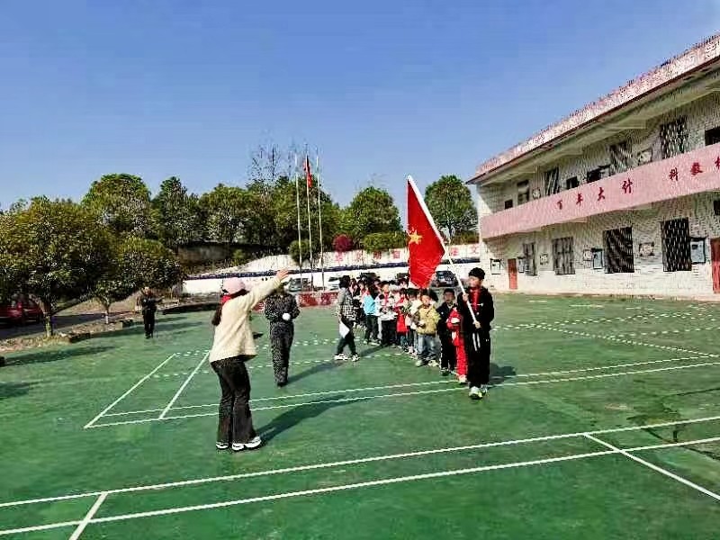 霞塘云中心完小开展