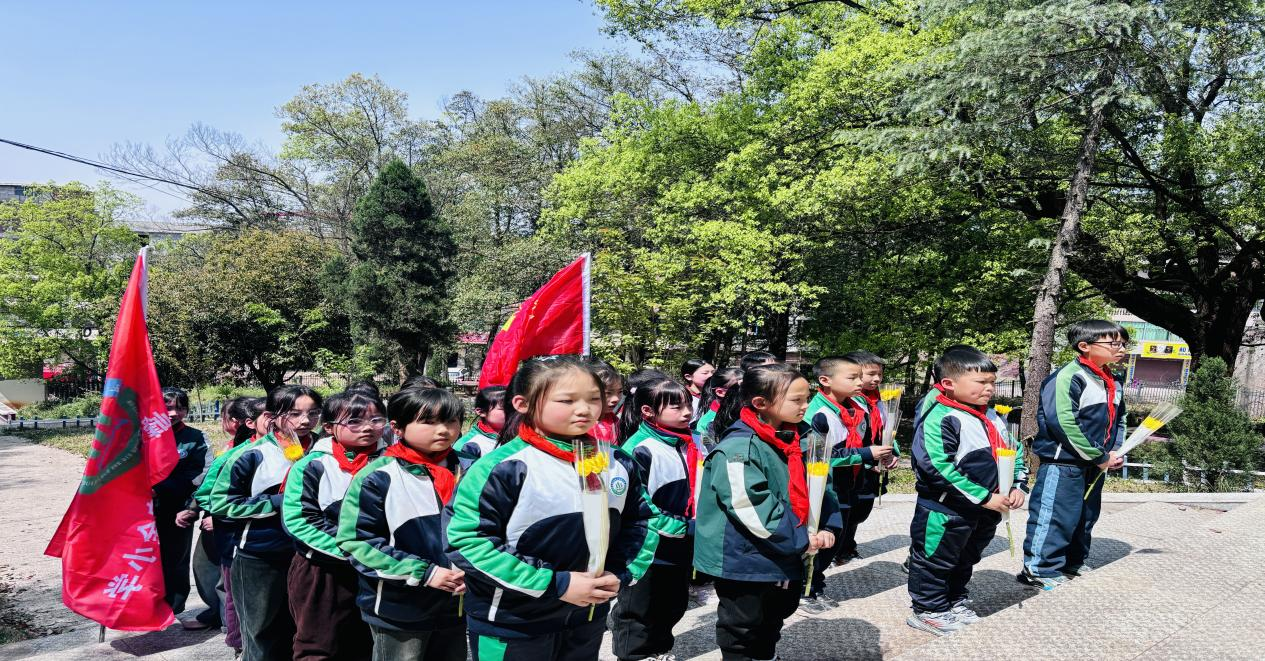 五峰铺镇中心完小赴衡宝战役五龙岭 烈士公园开展清明祭英烈
