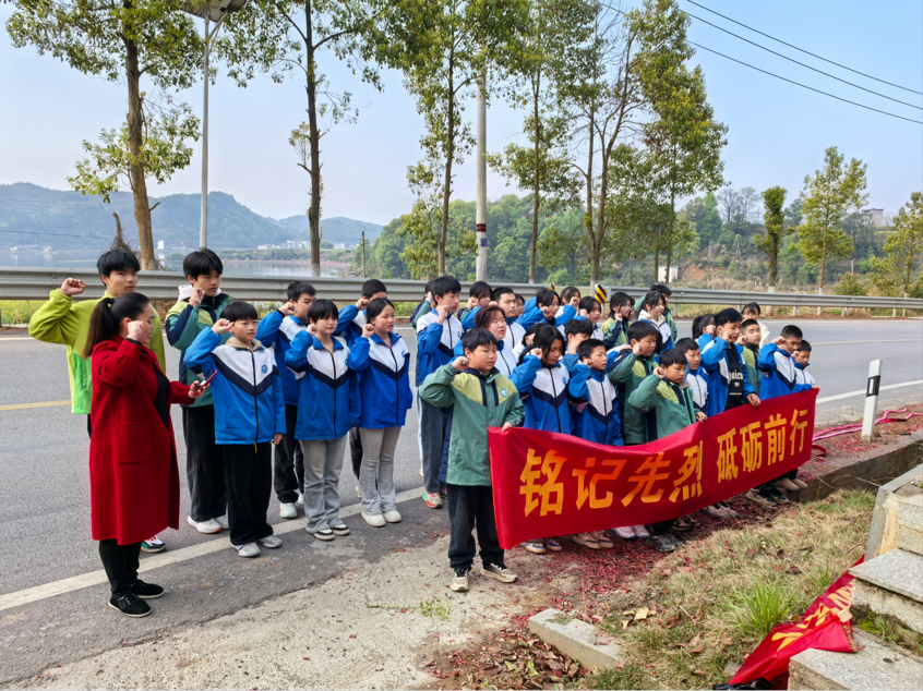 霞塘云中学开展“清明祭英烈”