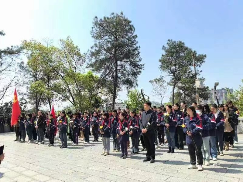 塘渡口镇第五完全小学党支部开展“清明祭英烈”