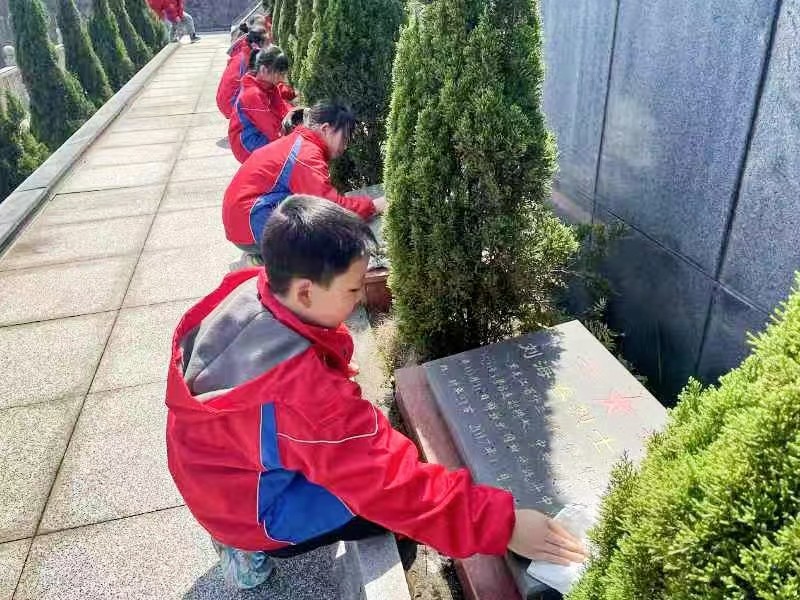 传承红色基因 赓续英烈精神