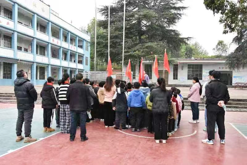 下花桥镇五里学校开展清明祭扫：用脚步丈量信仰的距离