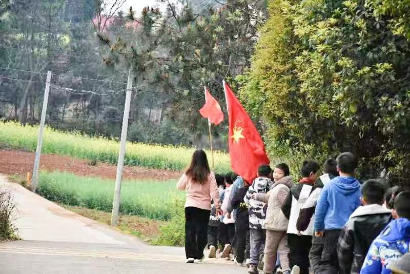 下花桥镇五里学校开展清明祭扫：用脚步丈量信仰的距离