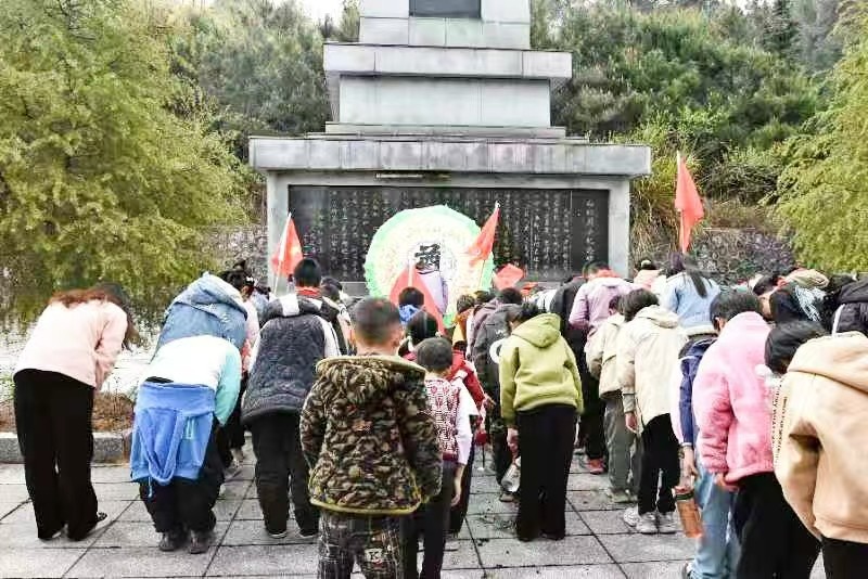 下花桥镇五里学校开展清明祭扫：用脚步丈量信仰的距离