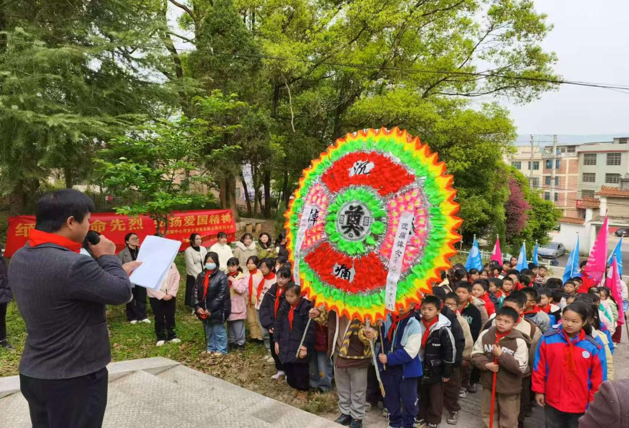 下花桥镇中心完小清明祭英烈活动 “缅怀革命先烈，追寻红色记忆”