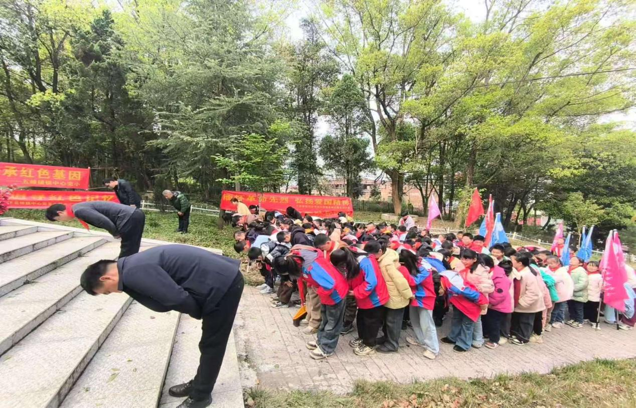 下花桥镇中心完小清明祭英烈活动 “缅怀革命先烈，追寻红色记忆”