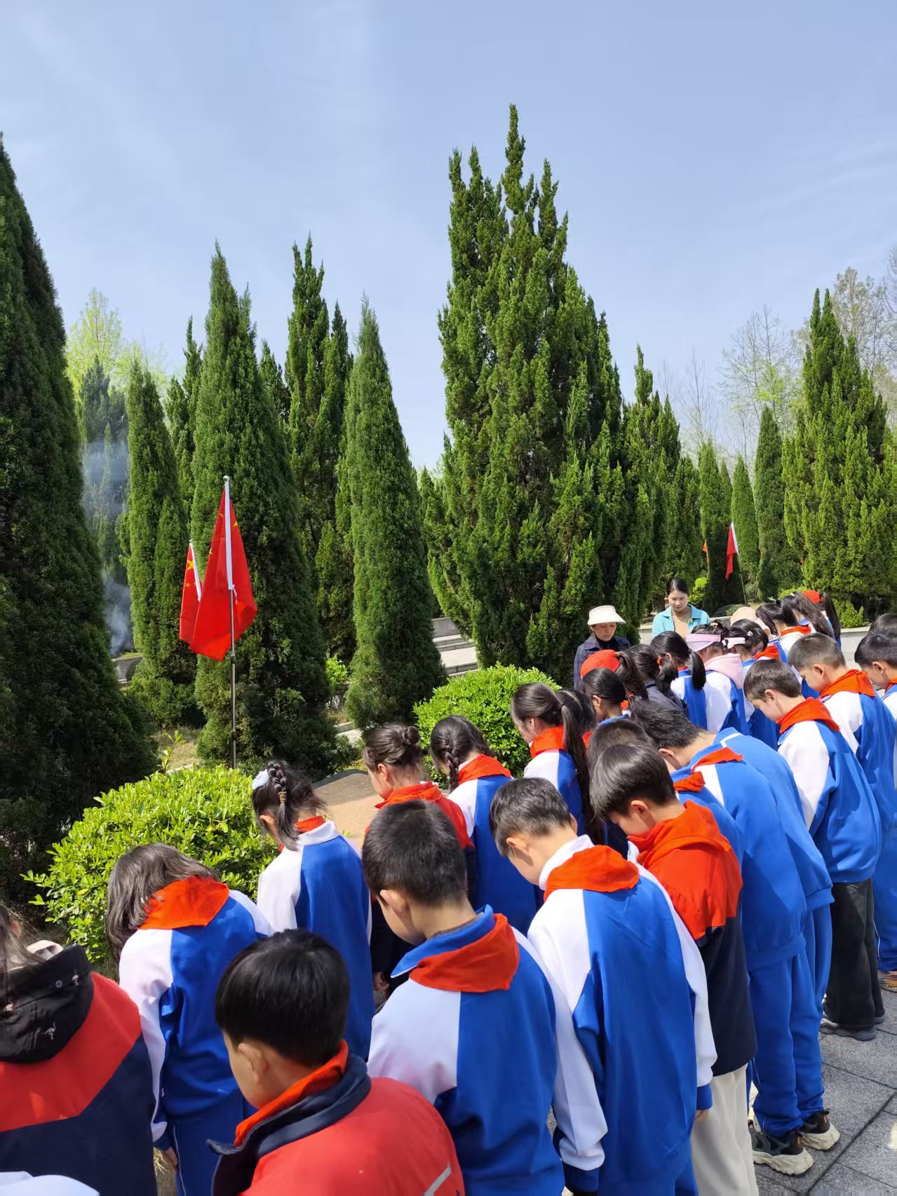 缅怀先烈志，共筑中华魂