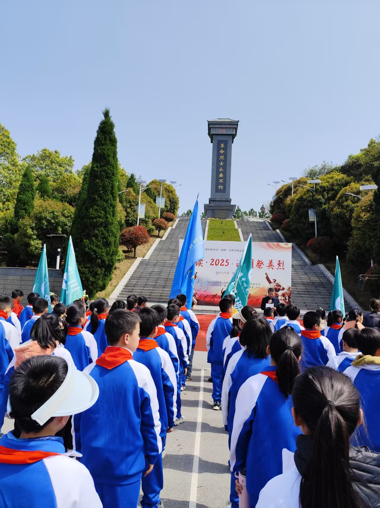 缅怀先烈志，共筑中华魂