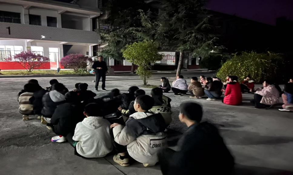 新宁县万塘乡白马田中心小学 开展学生宿舍夜间消防安全演练