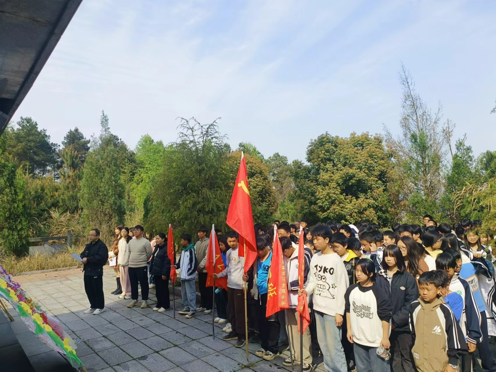     清明祭英烈 传承爱国志