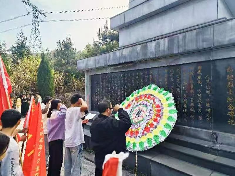     清明祭英烈 传承爱国志