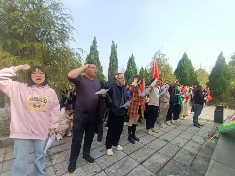     清明祭英烈 传承爱国志