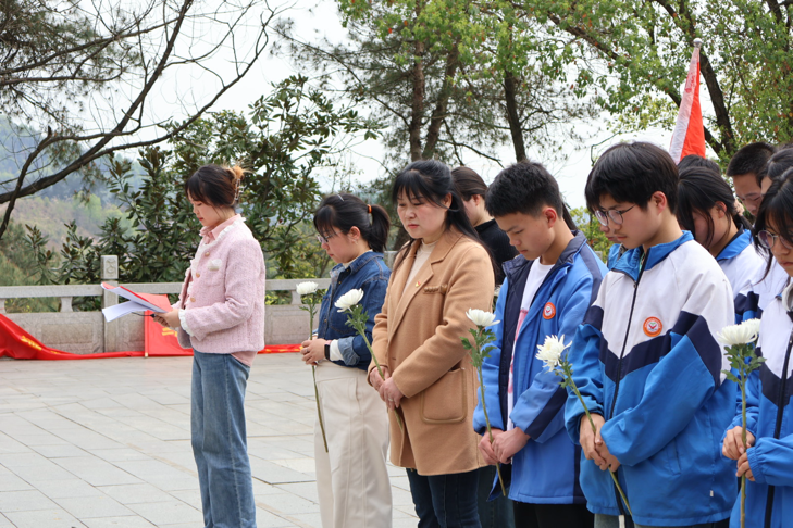 塘渡口镇玉田中学开展清明祭英烈
