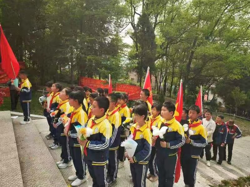 鲜花献英烈 誓言励童心