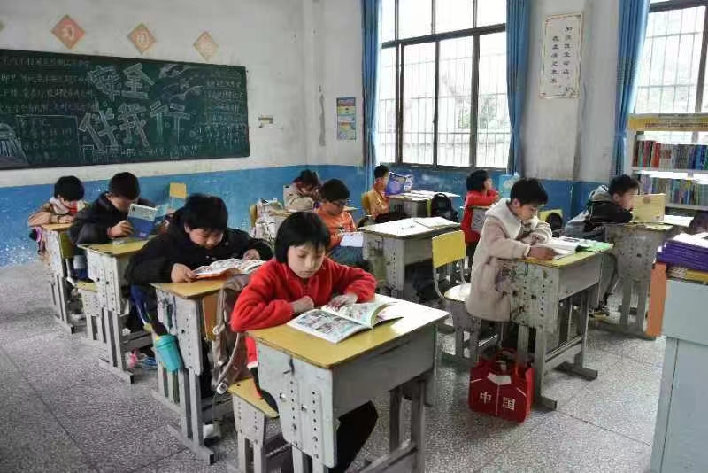 书籍与篮球架起乡村教育