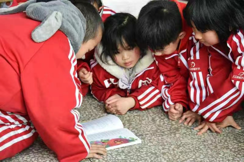 书籍与篮球架起乡村教育