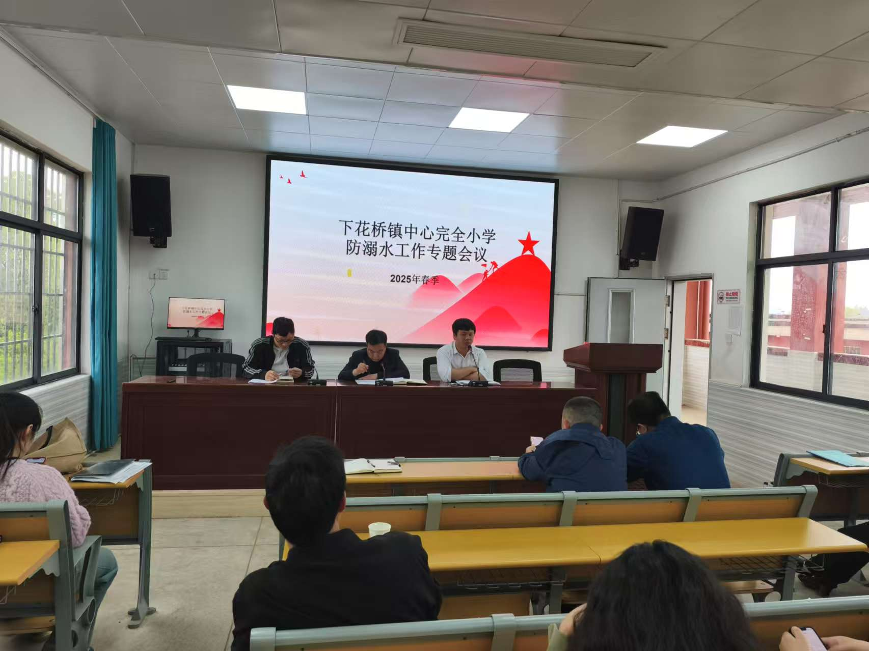 下花桥镇中心完全小学召开防溺水工作专题会议  筑牢校园安全防线