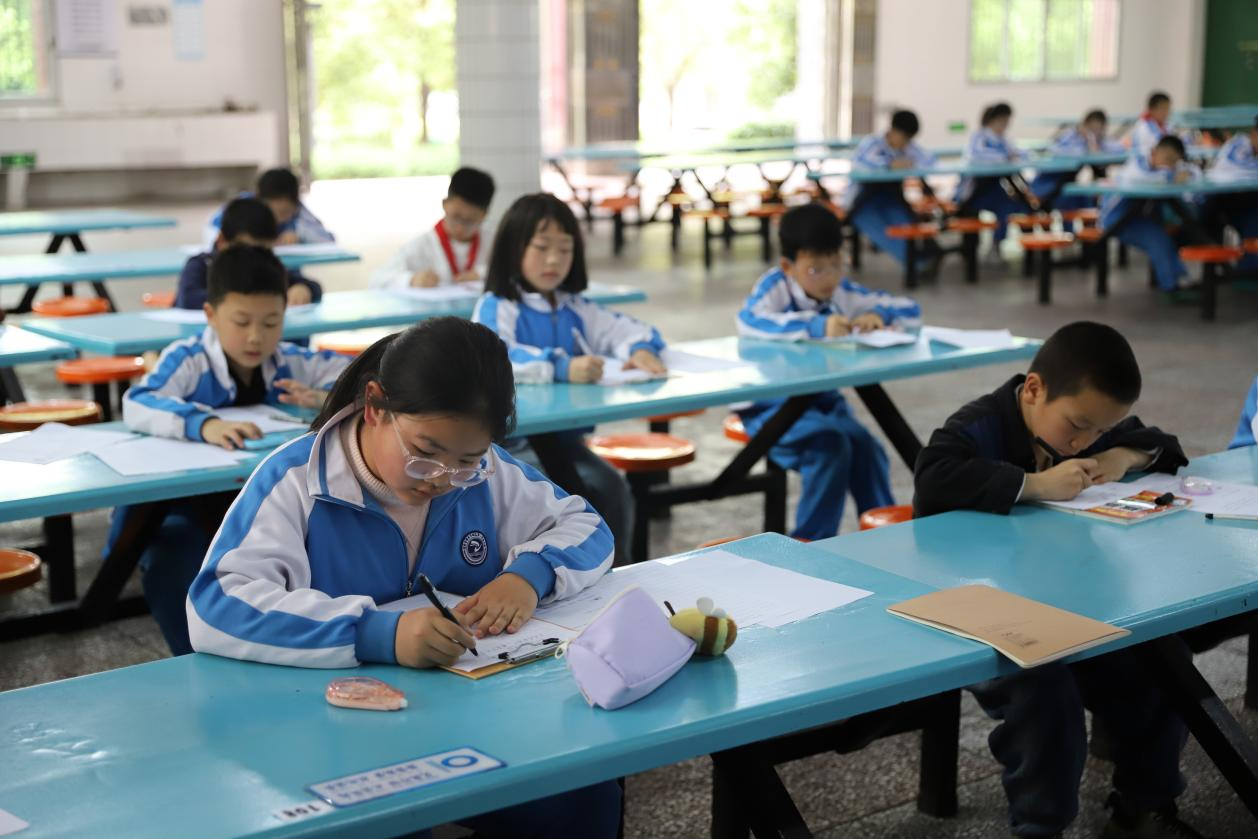 城区二小第一届“繁星杯”征文比赛：用点点星光，描绘梦想的模样