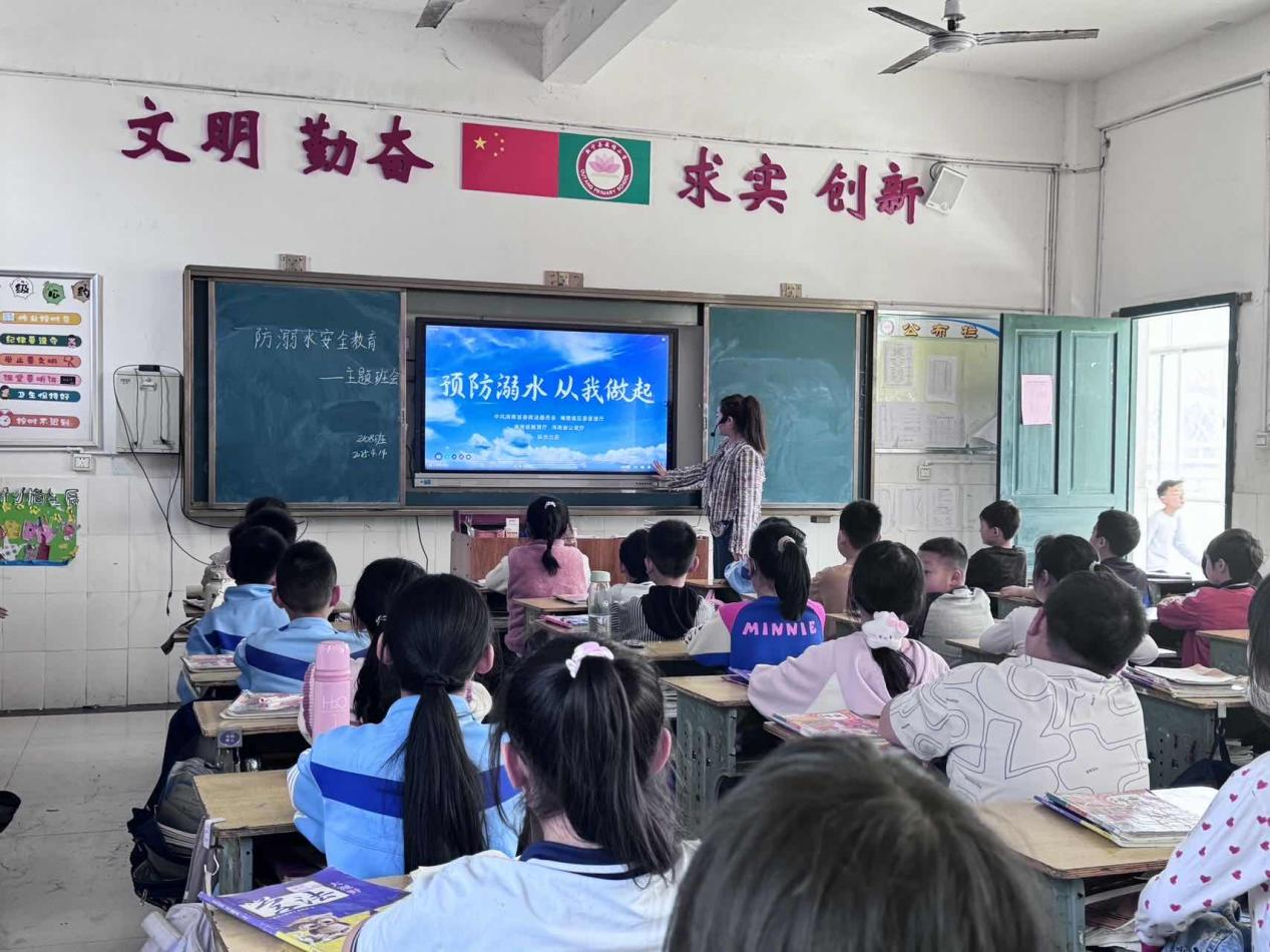 藕塘小学开展了“珍爱生命 谨防溺水”应急演练
