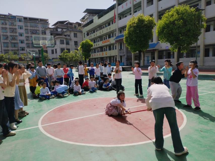 藕塘小学开展了“珍爱生命 谨防溺水”应急演练