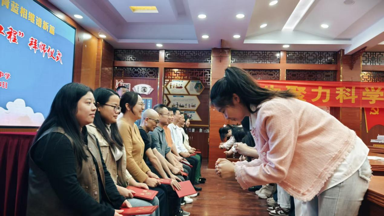 师道传承育桃李  青蓝相继谱新篇