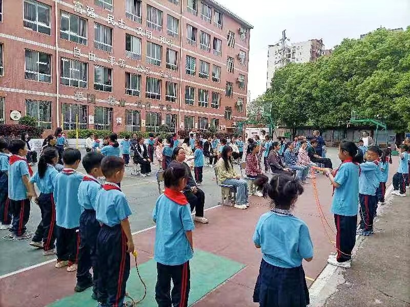 大课间，跳出健康保护“绳”