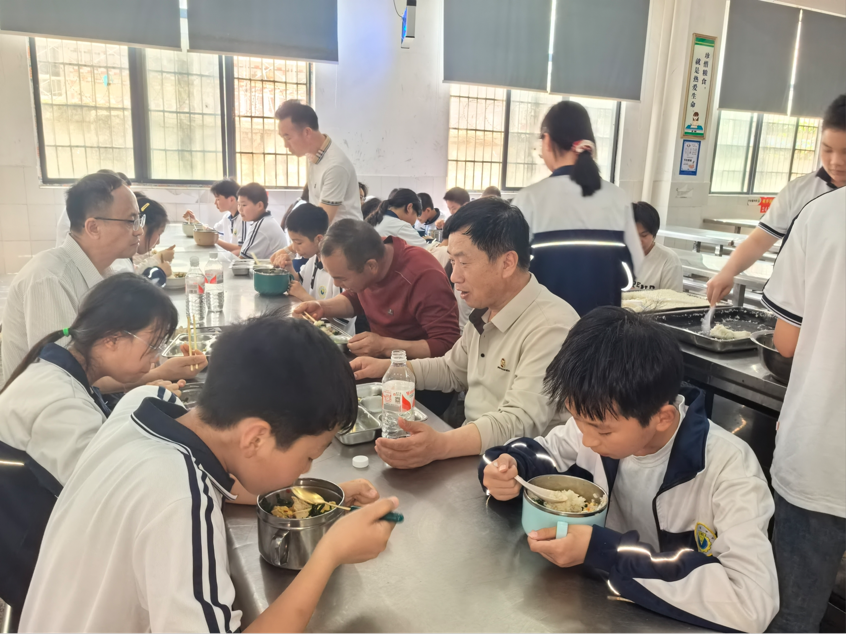 竹市镇中学：暖心陪餐零距离  筑牢校园食品安全防线