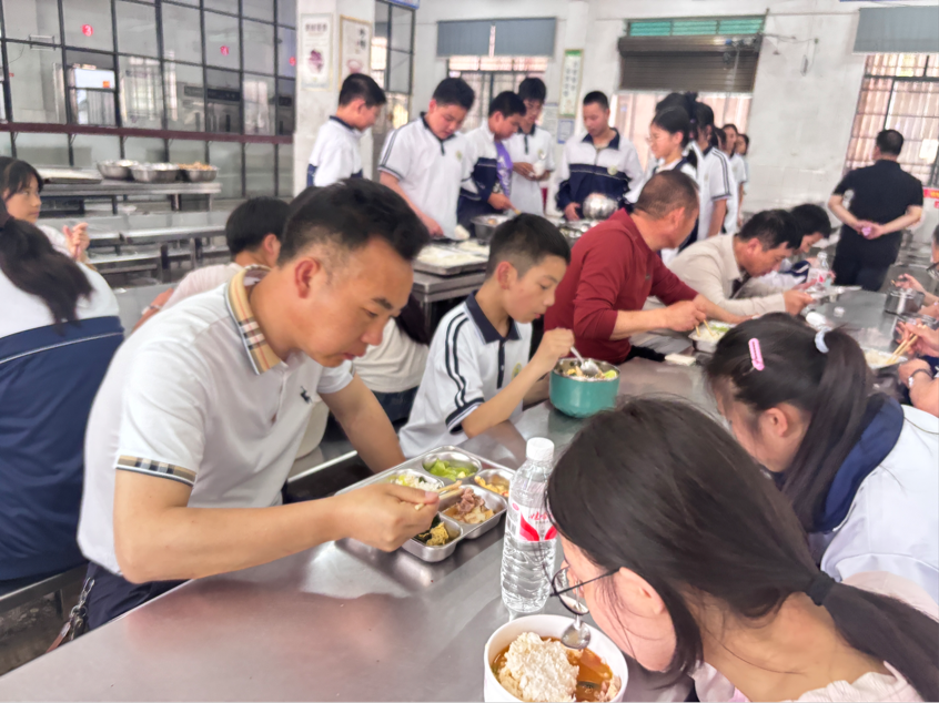 竹市镇中学：暖心陪餐零距离  筑牢校园食品安全防线