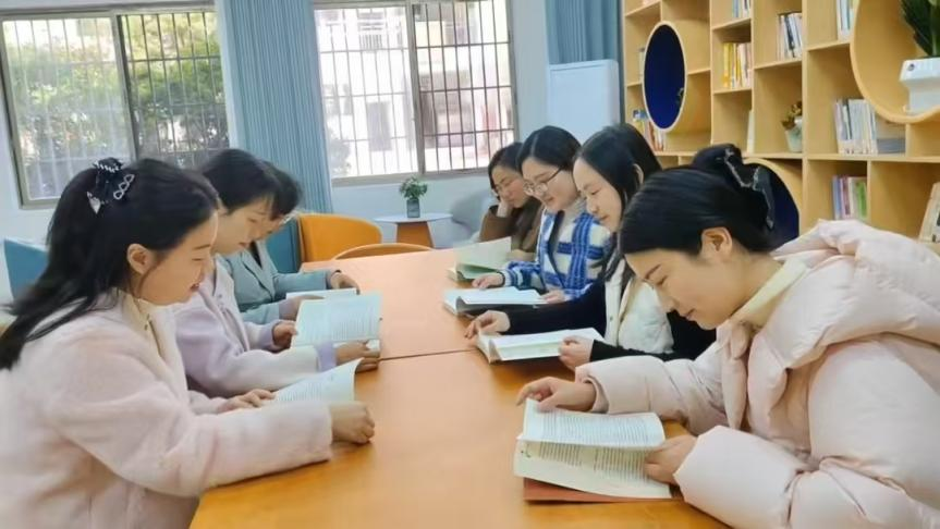 隆回九龙学校“教师书吧”促教学