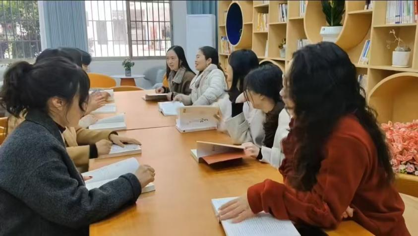 隆回九龙学校“教师书吧”促教学