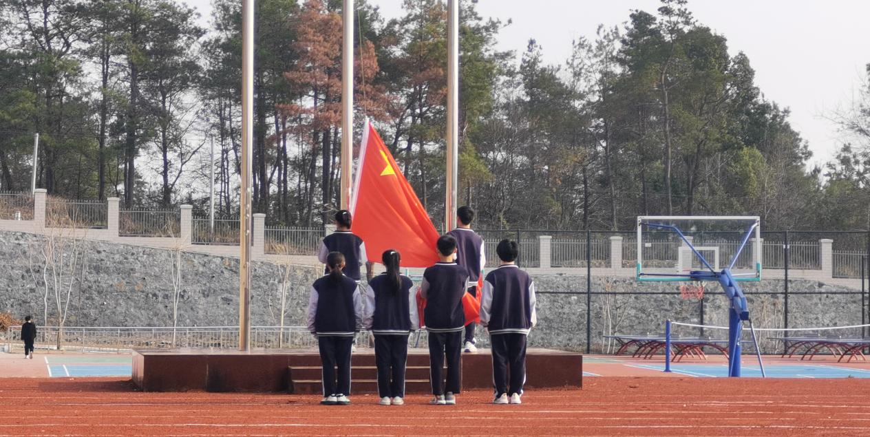 白仓镇芙蓉学校开展“防溺水、防性侵、防欺凌”主题国旗下讲话