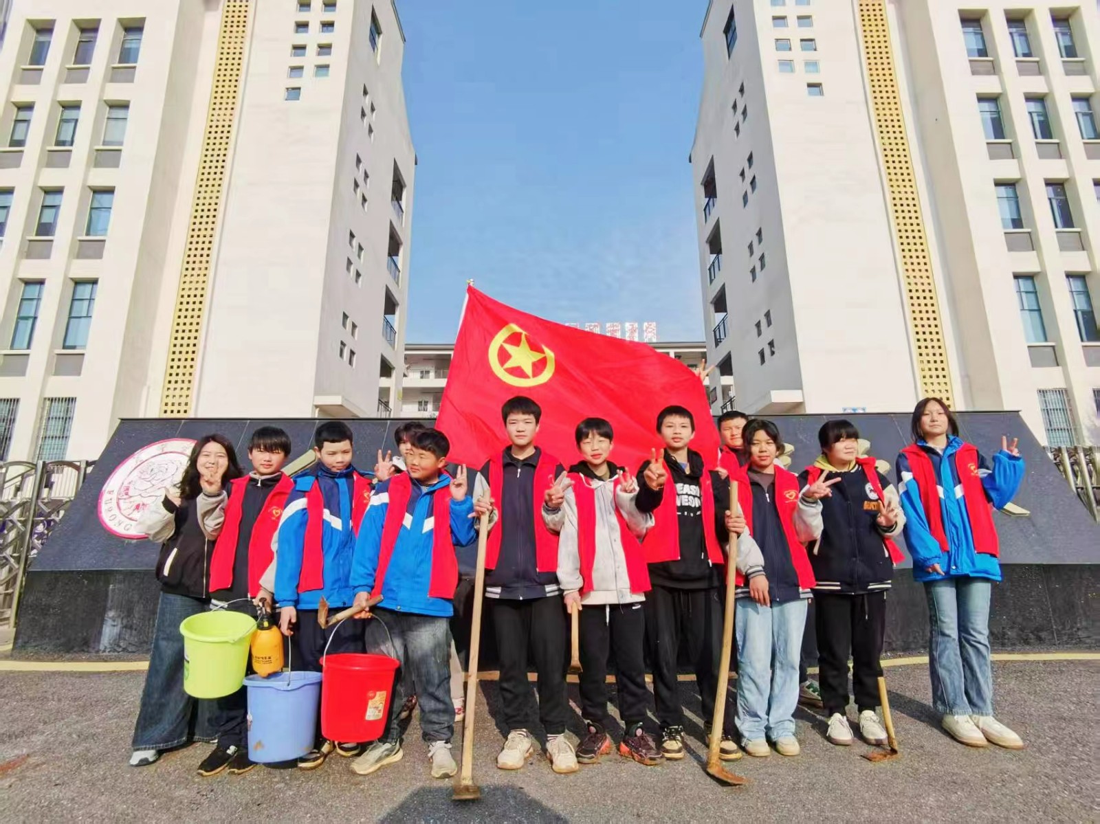 白仓镇芙蓉学校 开展“缤纷大丽花 劳动绘家园”志愿种植活动 学生巧手扮靓校门口