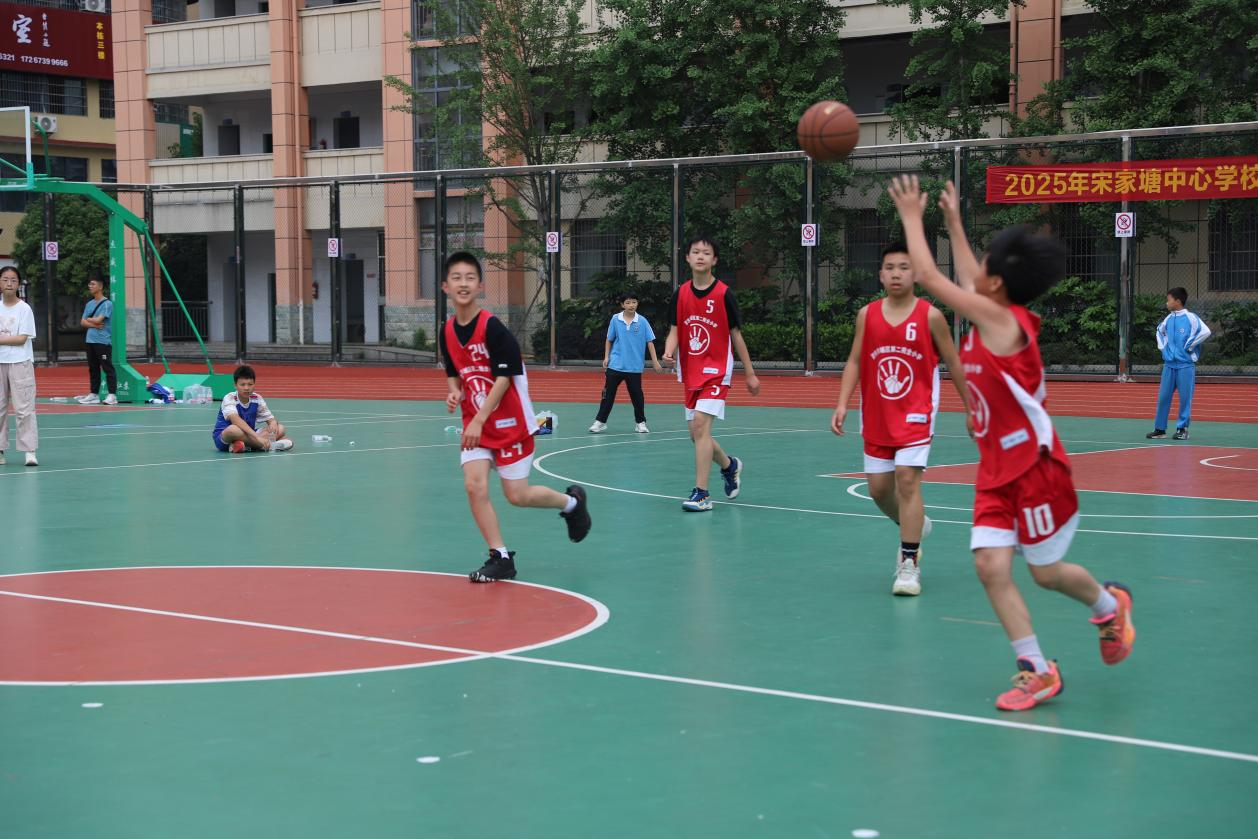 热血燃球场，双冠耀校园——城区二小男、女篮球队勇夺冠军